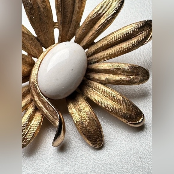 VTG Crown Robert Mandle Brooch Pin Flower Faux Pearl Brushed Gold Tone 0655 P - Picture 8 of 11